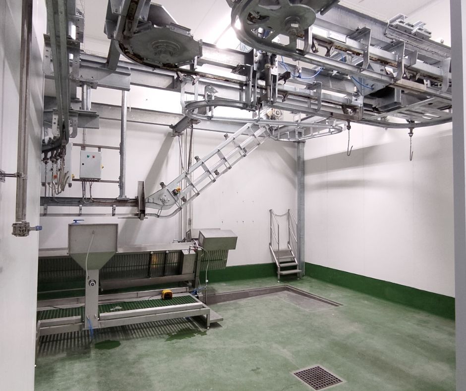 Tubular overhead rail system for slaughterhouses, with galvanized track suspended on a secondary structure for internal carcass transport